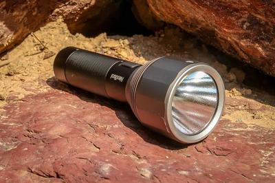夜行神器登場 小米2000流明強光手電筒，戶外愛好者的新寵